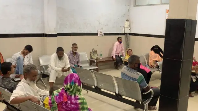 अररिया के निजी अस्पताल में दोपहर के बारह बजे काफ़ी मरीज़ थे.