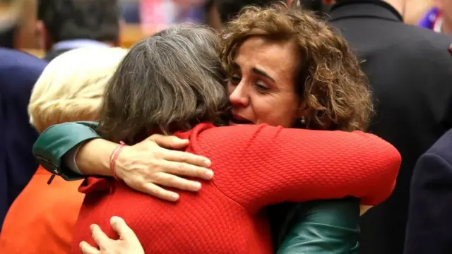 Fueron varios los miembros del Parlamento europeo que se abrazaron entre llantos.