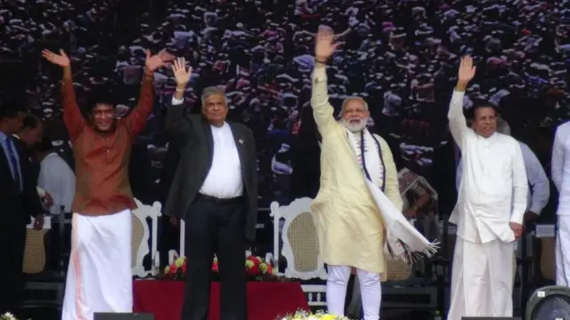 වතුකරයේ ජනතාවට ආචාර කරන නායකයන්