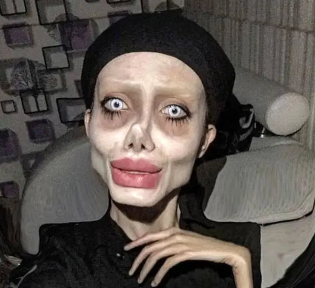 بر خلاف تصور بسیاری عکسهایی که از او منتشر شده، چهره واقعی خود او نیست بلکه با گریم و فوتوشاپ تغییرات بسیاری کرده است