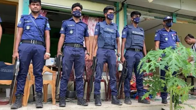 হামলার পর পুলিশী প্রহরা। কিন্তু হামলার সময় পুলিশ কয়েক ঘণ্টা ধরে কোন পদক্ষেপ নেয়নি বলে অভিযোগ করছে চৌমুহনীর হিন্দু সম্প্রদায়।