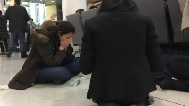 چهار سال پیش اجرای فرمان ترامپ صدها خانواده از جمله ایرانیان را در فرودگاهها سرگردان کرد