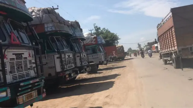 खाली खड़े ट्रक