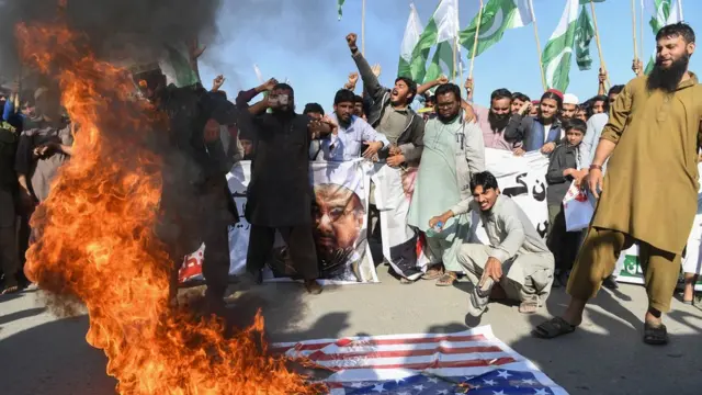 Trump'ın açıklaması sonrası Pakistan'da protestolar düzenlendi.