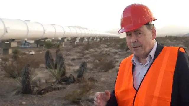 Rory Cellan-Jones, reportero de Tecnología de la BBC, en el lugar de prueba del Hyperloop One.