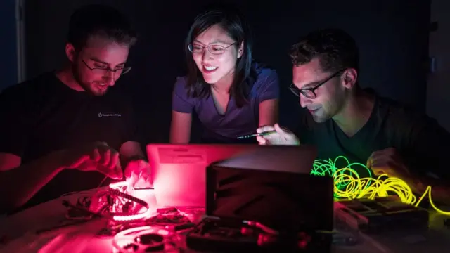 Gente trabajando en el Building 8 de Facebook