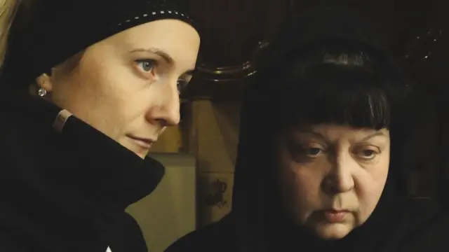 Pasangan Roman Sarychev, Maria Pimakhova, dan ibu Sarychev, Elena.