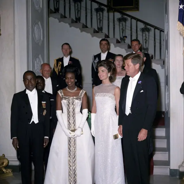Félix Houphouët-Boigny, perezida wa mbere wa Cote d'Ivoire, n'umugore we Marie-Thérèse Houphouët-Boigny, batumiwe gusangira ku meze na Kennedy mu kwa gatanu 1962