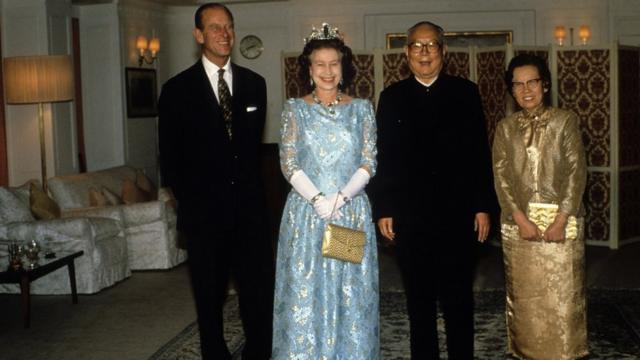（從左至右）菲利普親王、女王伊麗莎白二世、李先念與林佳楣在停靠上海的不列顛尼亞號上（15/10/1986）