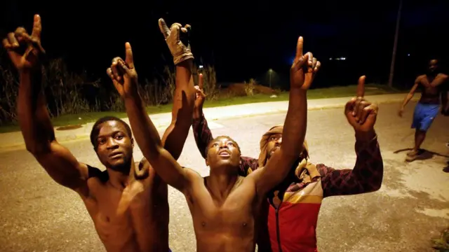 ردد المهاجرون هتافات باسم إسبانيا