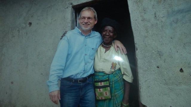 Zura Karuhimbi con una de las personas a las que salvó la vida en su refugio.