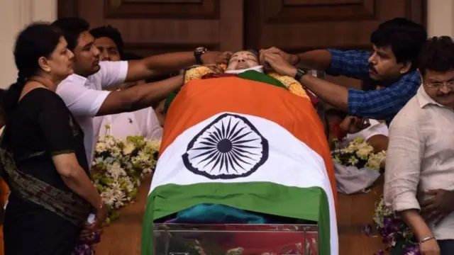 ஜெயலலிதா மறைந்த பிறகு அவரது உடலைச் சுற்றி நின்ற சசிகலாவின் உறவினர்கள்