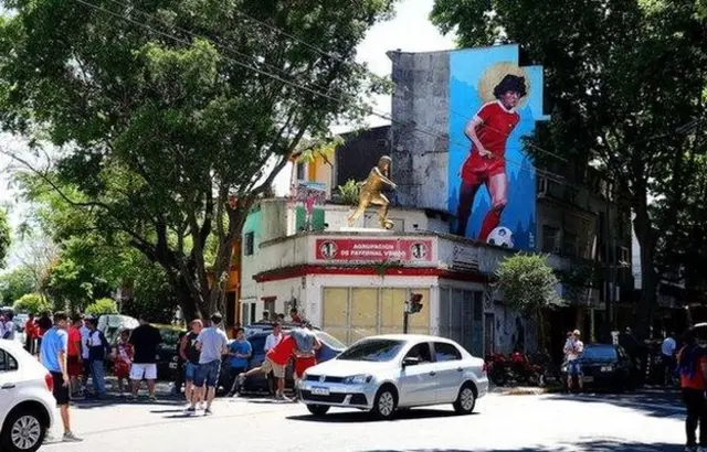 Uma estátua e um mural7games aplicativo de gameMaradona estão localizados nos arredores do campo do Argentinos Juniors