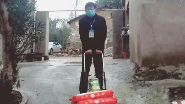 Anh Châu Dũng Cương vận chuyển gạo cho các hộ dân