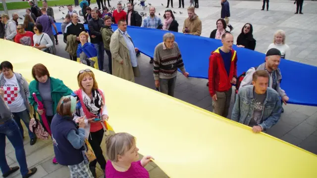 Після мітингу біля намету учасники акції розгорнули український прапор, з яким пройшли центральною вулицею Харкова