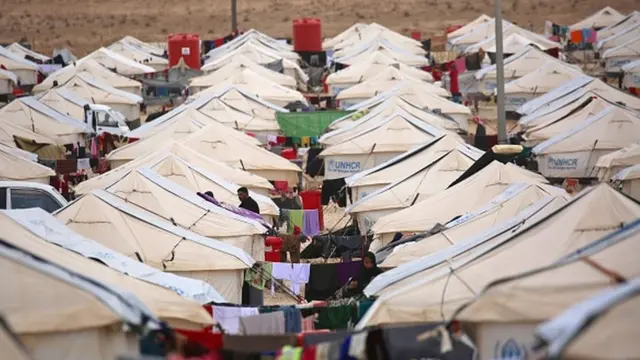 آوارگان در تلاشند تا به کمپ الهول برسند