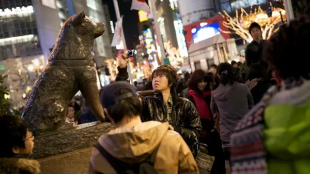 Bức tượng tạc chú chó trung thành nổi tiếng Hachiko bên ngoài trạm tàu Shibuya ở Tokyo