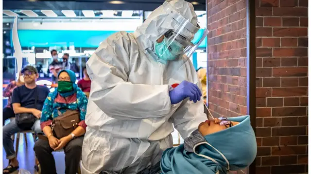 Petugas medis melakukan tes swab COVID-19 terhadap seorang pengunjung di salah satu pusat perbelanjaan modern Kota Semarang, Jawa Tengah, Selasa (02/06).