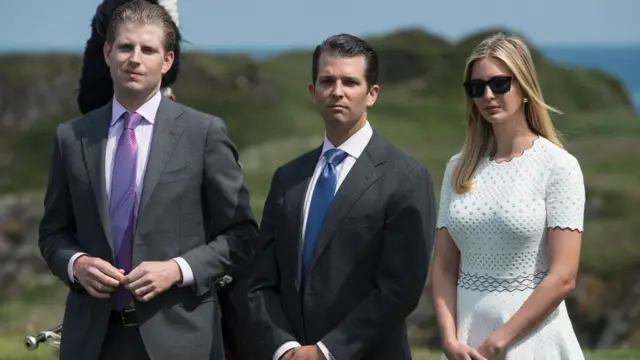 Eric, Donald Jr e Ivanka Trump en un campo de golf del padre en Escocia.