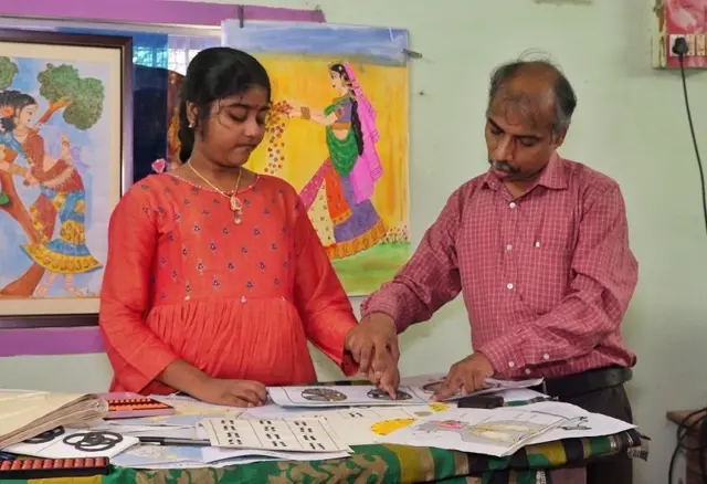 பார்வைக்குறைபாடு கொண்ட மாணவி