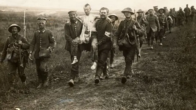 మొదటి ప్రపంచ యుద్ధంలో తమ సహచరుణ్ని మోసుకెళ్తున్న జర్మనీ సైనికులు