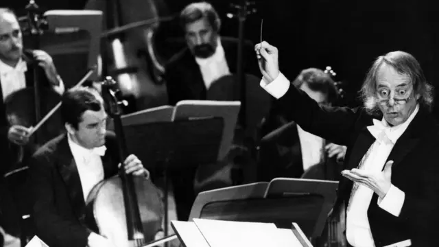 Умерший в 2007 году знаменитый немецкий композитор Штокгаузен при жизни часто дирижировал собственными произведениями. На снимке концерт в Будапеште в 1984 году