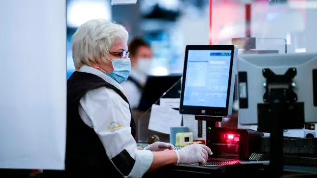 قبل جائحة كورونا، كان الألمان أكثر اعتمادا على الدفع النقدي عند شراء منتتجات البقالة مقارنة بأقرانهم في الدول الأوروبية المجاورة