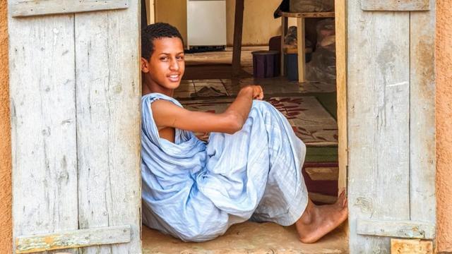 En Mauritanie, les jeunes générations portent régulièrement des daraas bleus