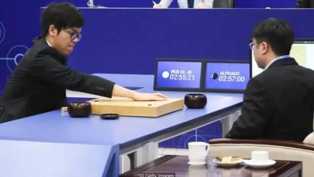 세계적인 바둑 기사 커제가 인공지능 알파고와 대결을 펼치고 있다