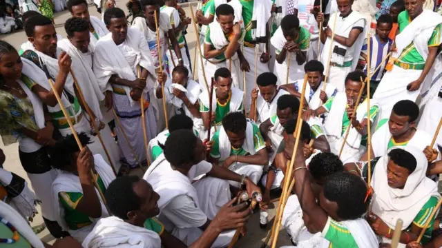 ደቂ ተባዕትዮ፡ ኣብ እዋን ኣሸንዳ ደቂ ኣንስትዮ ጥቕዓት ከይበጽሐን ይሕልውወን