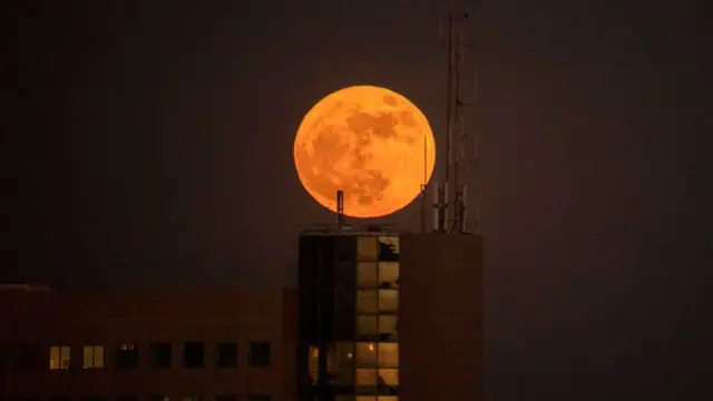 "Супермісяць" підіймається над будівлею в місті Нетанья, Ізраїль.