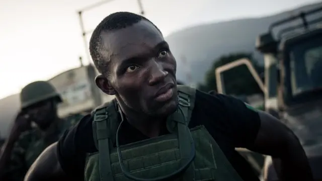 Askari wa kikosi cha 21 cha Motorized Infantry, akijiadaa kutoka katika doria ya usiku viungani mwa mji wa Buea, katika eneo linaloshuhudia uhasama na mizozo, Kusini Magharibi mwa nchi hiyo mnamo Aprili 26, 2018