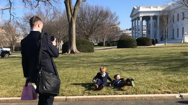 Homemxoá tài khoản 1xbetterno e usando máscara tira fotosxoá tài khoản 1xbetseus filhos, dois meninos, no gramado da Casa Branca, durante o dia; ele estáxoá tài khoản 1xbetcostas e não vemos seu rosto