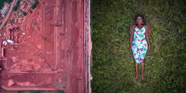 женщина на траве