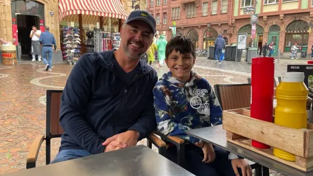 Отац Гај Дринкгвотер Други (лево) и син Гај Дринквотер Трећи (десно)