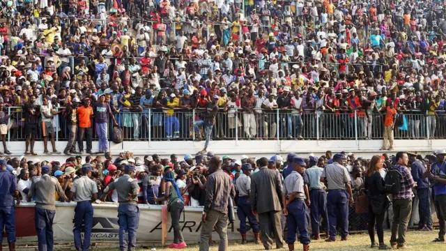 Ribuan pelayat berkumpul di stadion sepak bola Rufaro untuk memberi penghormatan terakhir kepada Robert Mugabe.