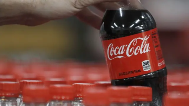 一位中国的教授拿下奖励，将拗口的"蝌蚪啃蜡"换为如今家喻户晓的可口可乐。