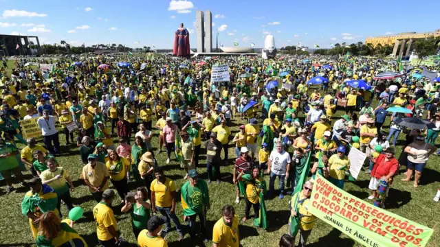 Manifestantes reunidos1xbet eufrente ao Congresso Nacional,1xbet euBrasília