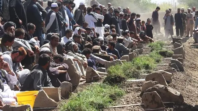 مراسم تدفین قربانیان گردیز