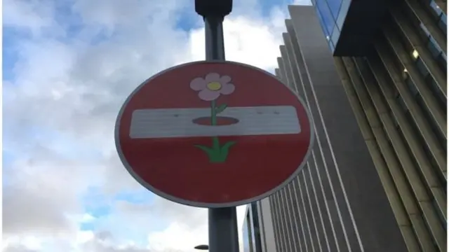 Знак СТОП із квіткою