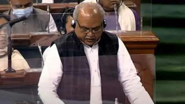 કૃષિમંત્રી નરેન્દ્રસિંહ તોમરે ત્રણ વિવાદાસ્પદ કૃષિકાયદાને પરત લેવાનું બિલ ગૃહમાં રજૂ કર્યું હતું.