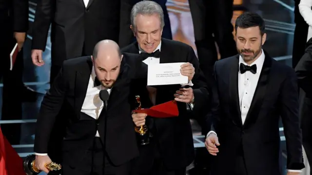 霍罗维茨向镜头展示奖项卡片