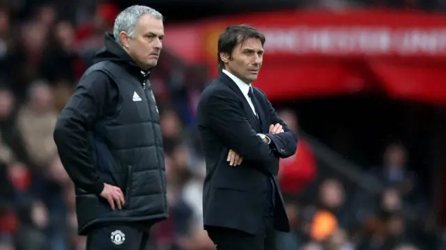Antonio Conte (phải) đã thua Jose Mourinho trong trận đọ sức hôm 16/4