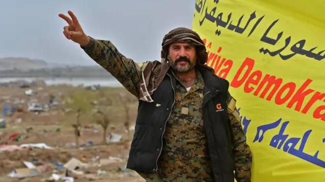 مقاتل من قوات سوريا الديمقراطية