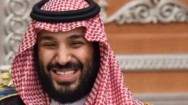 Ер адам омырауын сипап, сүт ішеді