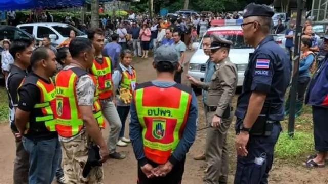 فرق إنقاذ الأطفال العالقين في كهف بتايلاند