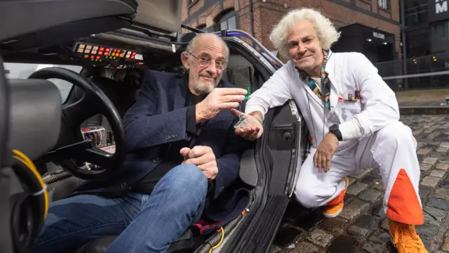 Kristofer Lojd (levo) predaje ključeve deloreana Rodžeru Bartu