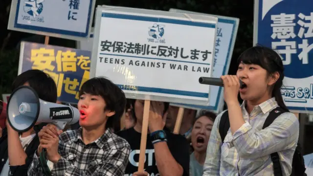 헌법 9조 개정은 일본 내에서도 찬반의 목소리가 갈린다. 지난 2016년 '평화 헌법' 개정을 반대하는 일본 십대들의 집회 모습