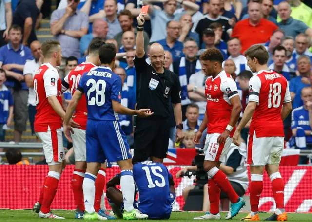 Victor Moses wa Chelsea amaze guhabwa ikarata itukura kubera kwigusha, Arsenal vyayongereye ingoga