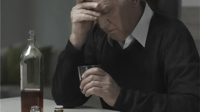 መጠጥ የሚጠጣ ግለሰብ